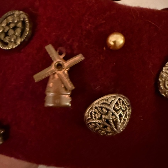 English VINTAGE Fred Daré Burgundy Beret with  charms and Buttons - Picture 8 of 10